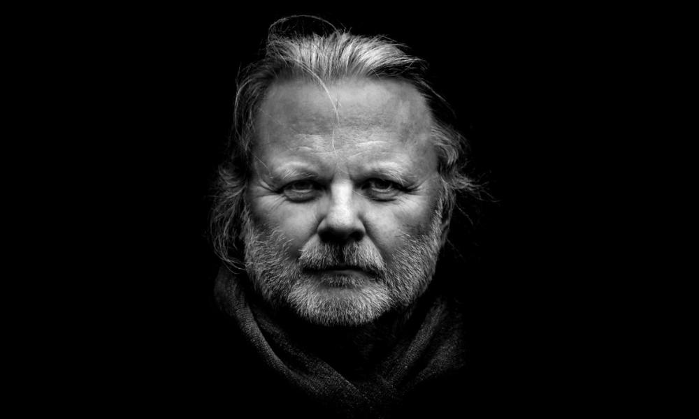 挪威作家、2023年诺贝尔文学奖得主乔恩·福斯直视镜头的黑白肖像.